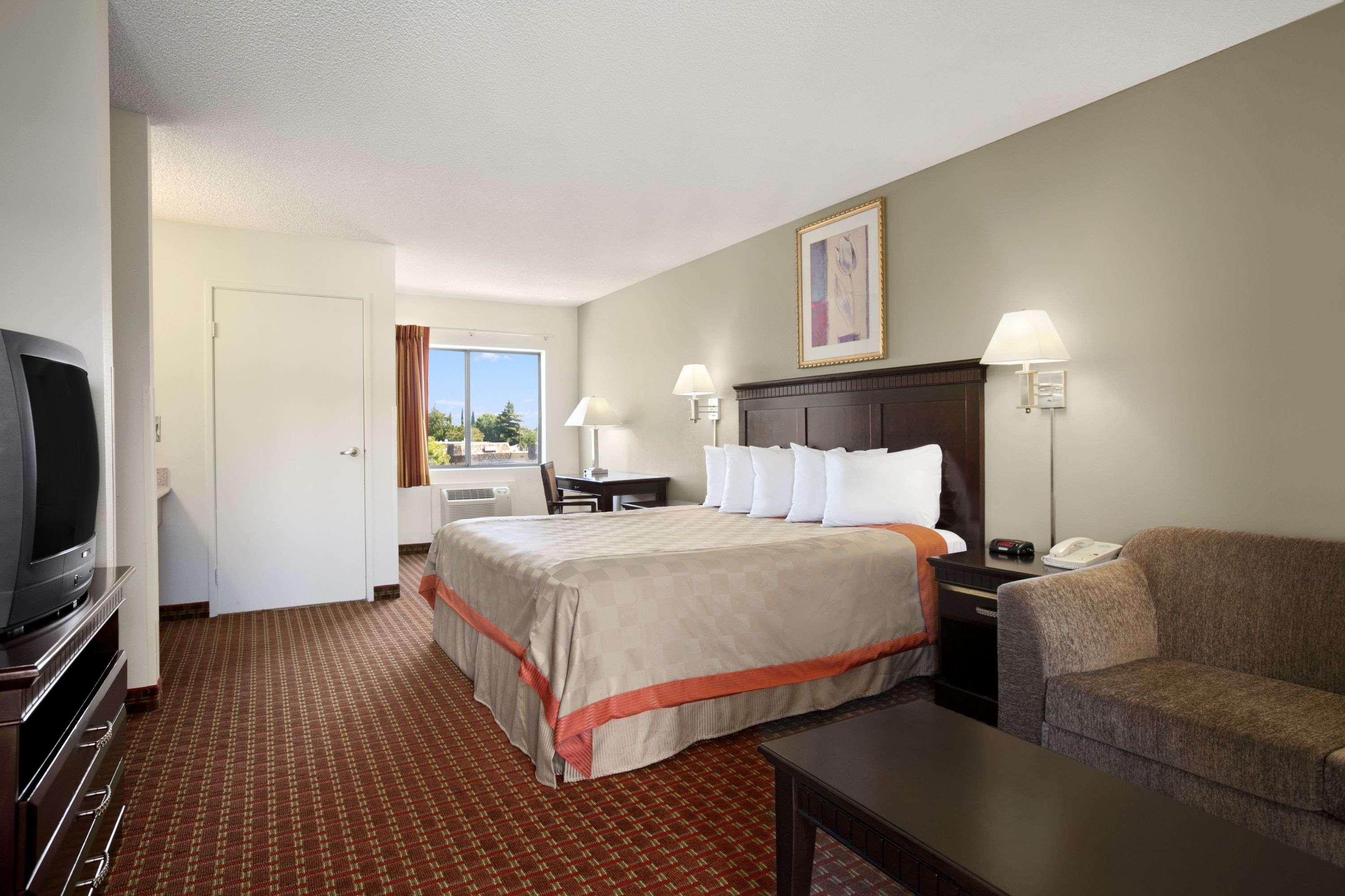 Days Inn & Suites By Wyndham Rancho Cordova Exterior photo