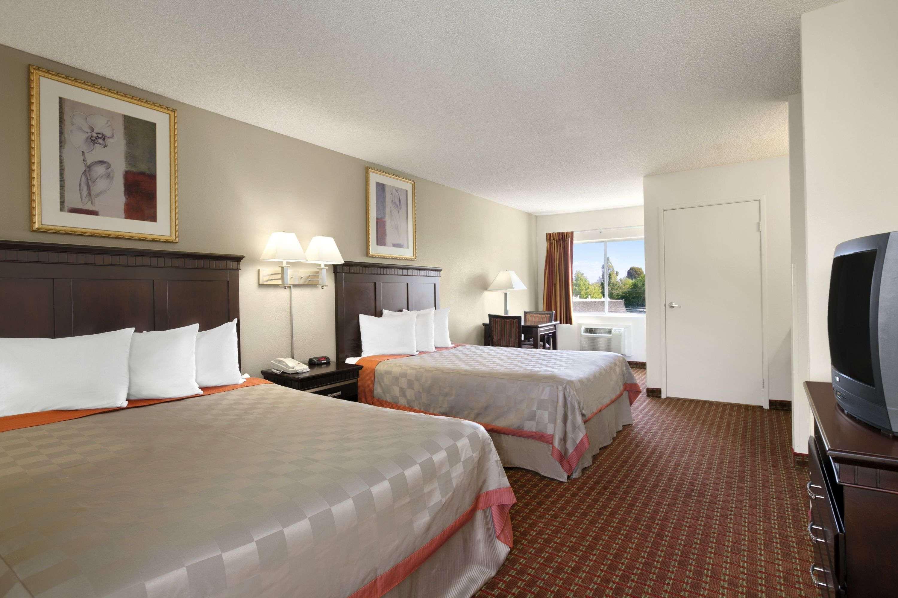 Days Inn & Suites By Wyndham Rancho Cordova Exterior photo